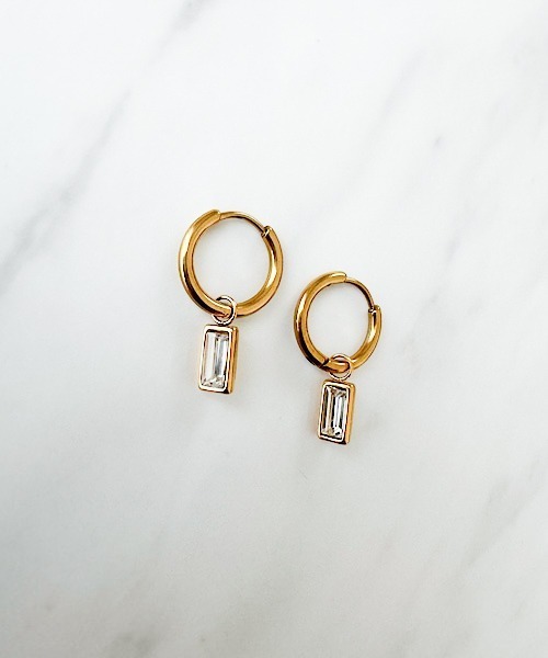 TIMELESS&THREE（タイムレスアンドスリー）の「2WAYスクエアビジューフープピアス（ピアス（両耳用）・レディース・ブラック/クリア/グリーン/レッド/ダークブルー・FREE）」の12枚目の写真