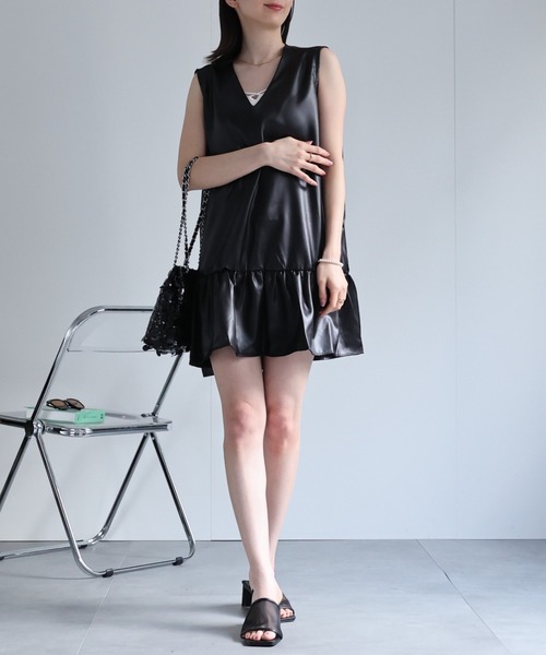 sakishimatokyo（サキシマトーキョー）の「フェイクレザー風 Vネックチュニック/ワンピース（チュニック・レディース・ブラウン/ブラック・FREE）」の4枚目の写真