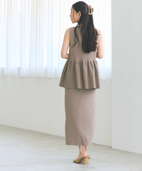 coca(coca)(コカ)の「【WEB限定セール】ペプラムニットトップス&Iラインスカート セットアップ 2点セット(ワンピース・レディース・グレイッシュベージュ/ブラック・M/L)」の4枚目の写真