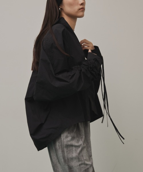 Solace（ソレイス）の「フロントタックギャザースリーブシャツ（シャツ/ブラウス・レディース・ブラック/カーキ・FREE）」の11枚目の写真