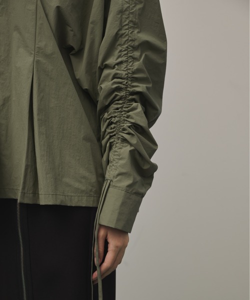 Solace（ソレイス）の「フロントタックギャザースリーブシャツ（シャツ/ブラウス・レディース・ブラック/カーキ・FREE）」の6枚目の写真