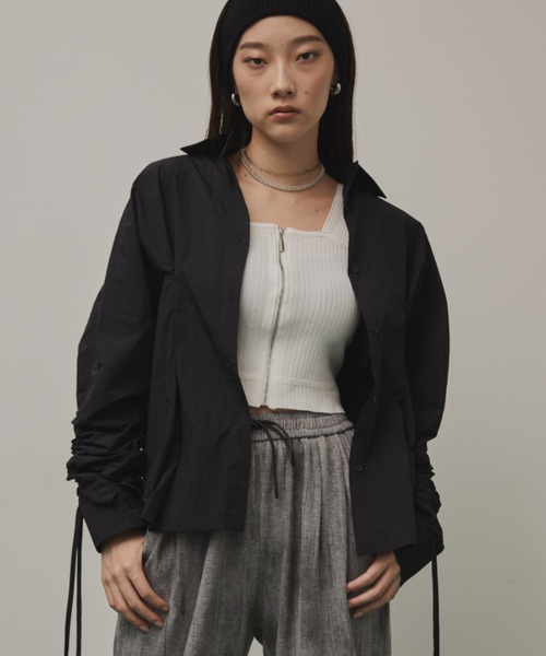 Solace（ソレイス）の「フロントタックギャザースリーブシャツ（シャツ/ブラウス・レディース・ブラック/カーキ・FREE）」の13枚目の写真