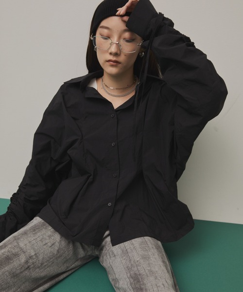Solace（ソレイス）の「フロントタックギャザースリーブシャツ（シャツ/ブラウス・レディース・ブラック/カーキ・FREE）」の12枚目の写真