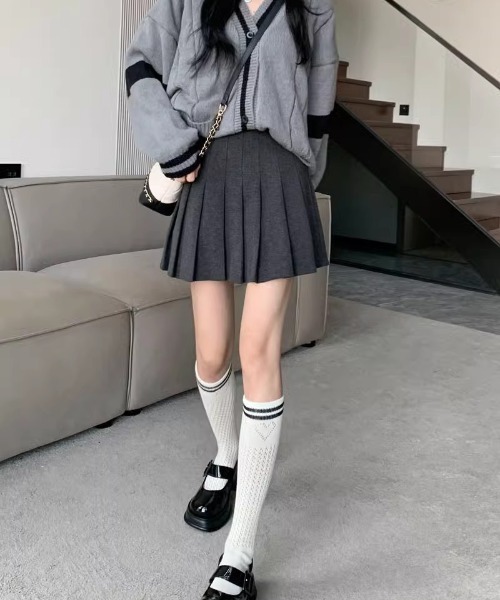 gossip!ロサンゼルス(ゴシップロサンゼルス)の「【4サイズあり】JK ウールライク タック厚手プリーツミニスカート 無地(インパン付)(秋冬の韓国ファッションガーリー定番)(スカート・レディース・グレー/ブラック/ブラウン/オフホワイト・M/S/L/XL)」の6枚目の写真