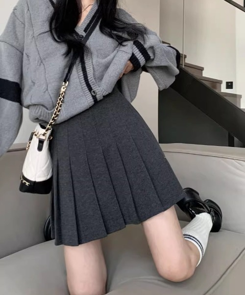 gossip!ロサンゼルス(ゴシップロサンゼルス)の「【4サイズあり】JK ウールライク タック厚手プリーツミニスカート 無地(インパン付)(秋冬の韓国ファッションガーリー定番)(スカート・レディース・グレー/ブラック/ブラウン/オフホワイト・M/S/L/XL)」の8枚目の写真