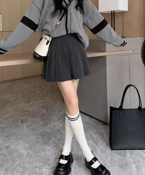 gossip!ロサンゼルス(ゴシップロサンゼルス)の「【4サイズあり】JK ウールライク タック厚手プリーツミニスカート 無地(インパン付)(秋冬の韓国ファッションガーリー定番)(スカート・レディース・グレー/ブラック/ブラウン/オフホワイト・M/S/L/XL)」の9枚目の写真