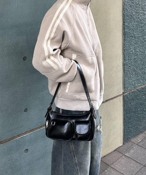 ADAMASTE（アダマスト）の「【ADAMASTE SELECT】double pocket one handle bag - ダブルポケットワンハンドルバッグ/ショルダーバッグ（ショルダーバッグ・メンズ・ブラック/シルバー・FREE）」の4枚目の写真