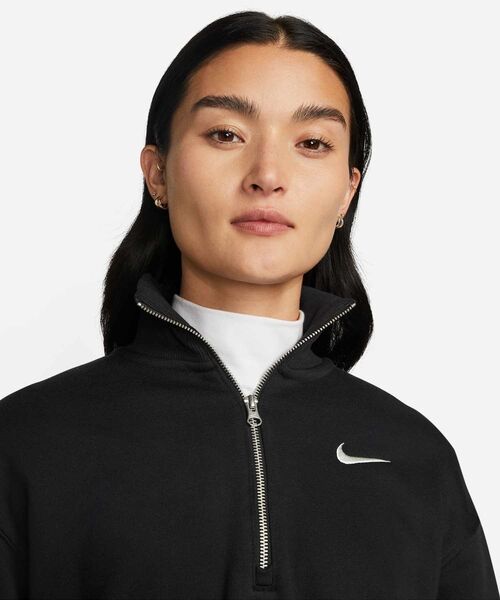 NIKE（ナイキ）の「ナイキ スポーツウェア フェニックス フリース ウィメンズ オーバーサイズド 1/2ジップ クロップ スウェットシャツ / Nike Sportswear Phoenix Fleece Women's Oversized 1/2-Zip Crop Sweatshirt DQ5768-010 Black（スウェット・レディース・ブラック・S/M/L/2XL/XL/XS）」の3枚目の写真