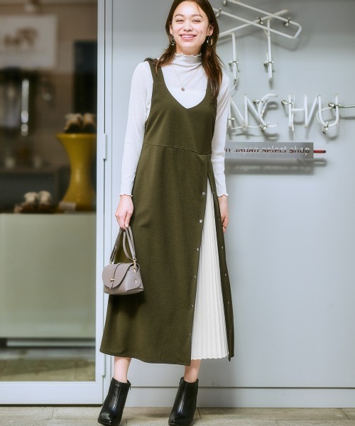 SMILE LAND（スマイルランド）の「＜大きいサイズ＞ やわらか素材プリーツデザインジャンパースカート（ジャンパースカート・レディース・ブラック/カーキ・LL/3L/4L/5L/L）」の2枚目の写真