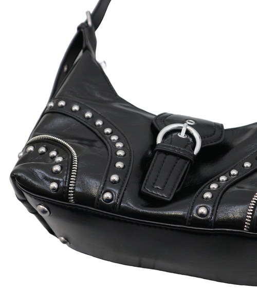 tinkerend(ティンカーエンド)の「Studded Belt Faux Leather Shoulder Bag / スタッズベルトフェイクレザーショルダーバック(ショルダーバッグ・レディース・ブラック・FREE)」の4枚目の写真