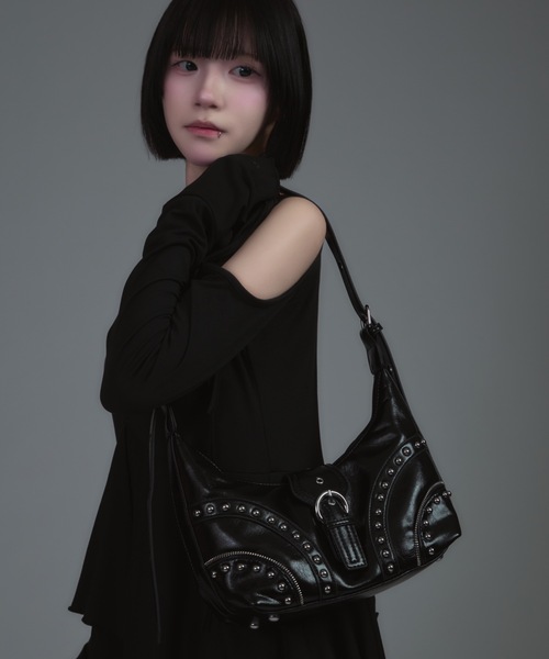 tinkerend(ティンカーエンド)の「Studded Belt Faux Leather Shoulder Bag / スタッズベルトフェイクレザーショルダーバック(ショルダーバッグ・レディース・ブラック・FREE)」の5枚目の写真