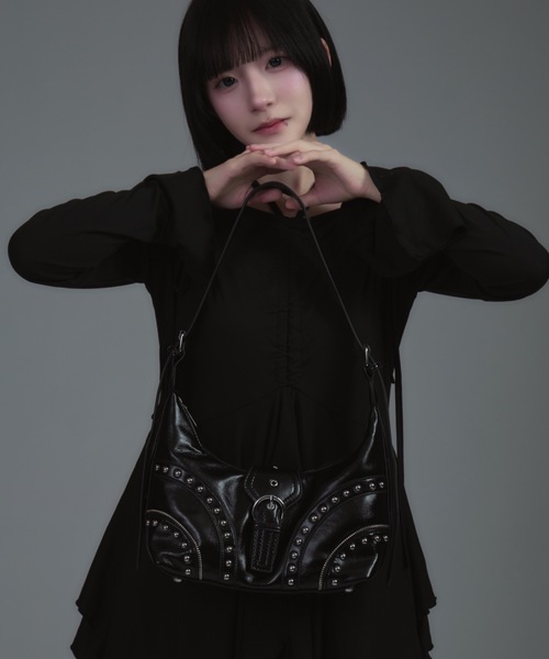 tinkerend(ティンカーエンド)の「Studded Belt Faux Leather Shoulder Bag / スタッズベルトフェイクレザーショルダーバック(ショルダーバッグ・レディース・ブラック・FREE)」の6枚目の写真
