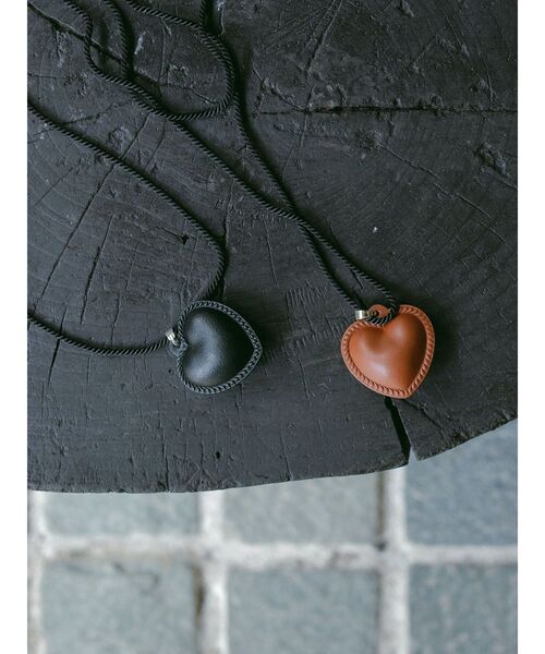 LAGUNAMOON(ラグナムーン)の「レザーライクハートネックレス(ネックレス・レディース・ブラウン/ブラック・FREE)」の3枚目の写真