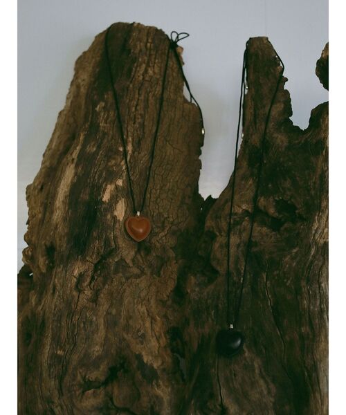 LAGUNAMOON(ラグナムーン)の「レザーライクハートネックレス(ネックレス・レディース・ブラウン/ブラック・FREE)」の4枚目の写真