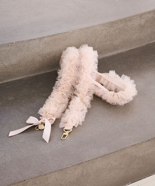 Maison de FLEUR(メゾンドフルール)の「フリルショルダー(スマホグッズ・レディース・ブラック/ピンクベージュ/グレー・FREE)」の3枚目の写真