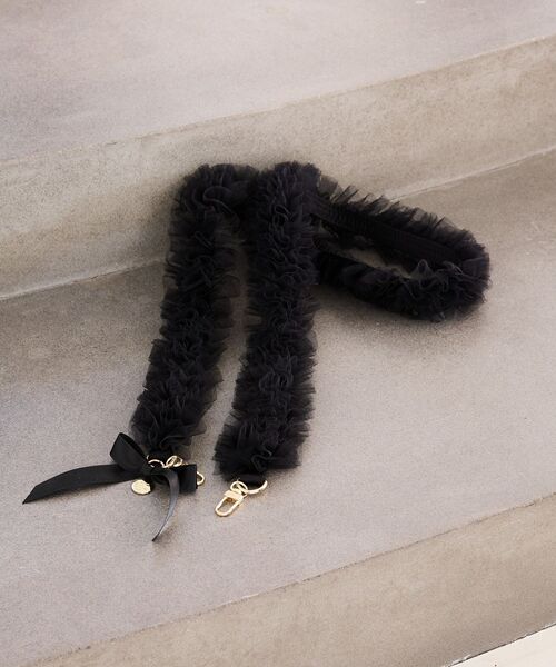 Maison de FLEUR(メゾンドフルール)の「フリルショルダー(スマホグッズ・レディース・ブラック/ピンクベージュ/グレー・FREE)」の2枚目の写真