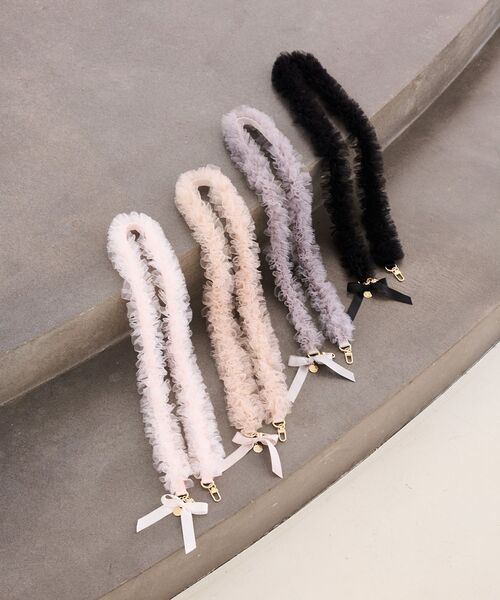 Maison de FLEUR(メゾンドフルール)の「フリルショルダー(スマホグッズ・レディース・ブラック/ピンクベージュ/グレー・FREE)」の4枚目の写真