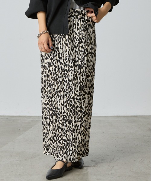 COLONY 2139(コロニートゥーワンスリーナイン)の「プリーツナロースカート(スカート・レディース・オフホワイト/チャコールグレー/ブラック/グレイッシュベージュ・FREE)」の2枚目の写真