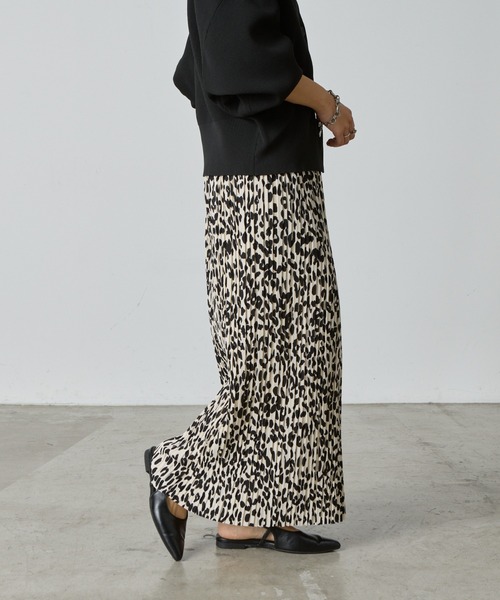 COLONY 2139(コロニートゥーワンスリーナイン)の「プリーツナロースカート(スカート・レディース・オフホワイト/チャコールグレー/ブラック/グレイッシュベージュ・FREE)」の6枚目の写真