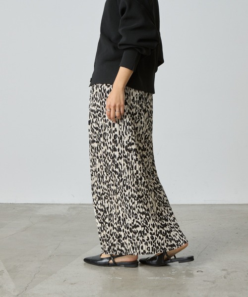 COLONY 2139(コロニートゥーワンスリーナイン)の「プリーツナロースカート(スカート・レディース・オフホワイト/チャコールグレー/ブラック/グレイッシュベージュ・FREE)」の8枚目の写真