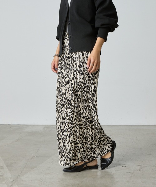 COLONY 2139(コロニートゥーワンスリーナイン)の「プリーツナロースカート(スカート・レディース・オフホワイト/チャコールグレー/ブラック/グレイッシュベージュ・FREE)」の7枚目の写真