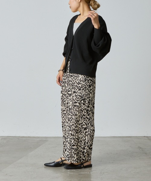 COLONY 2139(コロニートゥーワンスリーナイン)の「プリーツナロースカート(スカート・レディース・オフホワイト/チャコールグレー/ブラック/グレイッシュベージュ・FREE)」の10枚目の写真