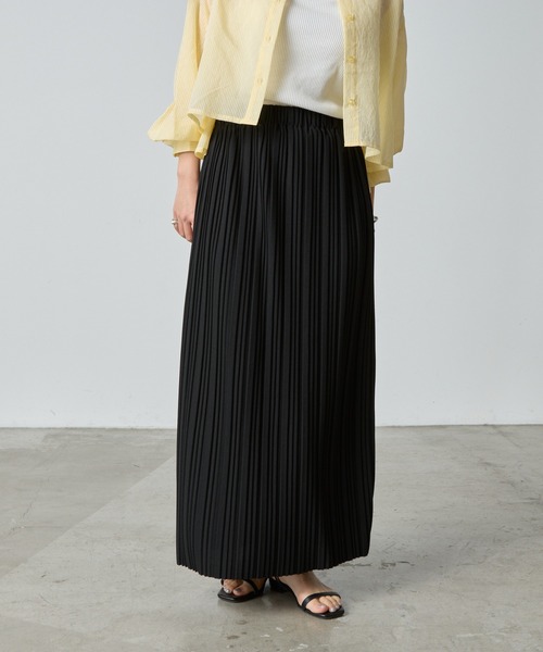 COLONY 2139(コロニートゥーワンスリーナイン)の「プリーツナロースカート(スカート・レディース・オフホワイト/チャコールグレー/ブラック/グレイッシュベージュ・FREE)」の13枚目の写真