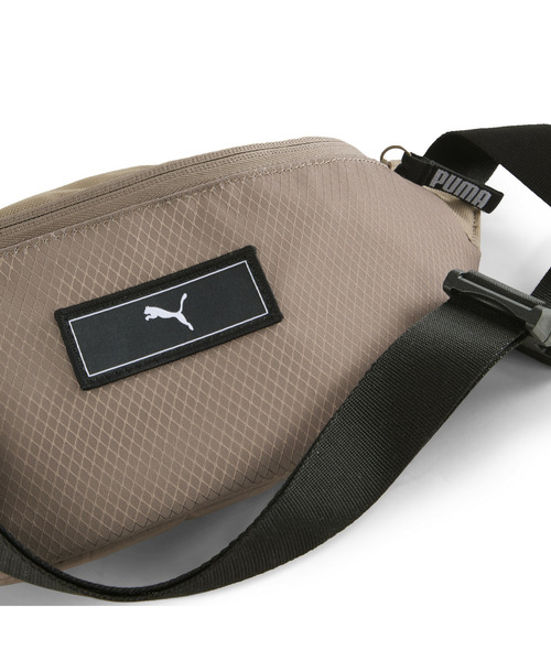 PUMA(プーマ)の「PUMA プーマ ユニセックス プーマ デック ウエスト バッグ 2.2L PUMA DECK Waist Ba(ボディバッグ/ウエストポーチ・メンズ・ブラック×ホワイト/ブラック系その他・フリー)」の7枚目の写真