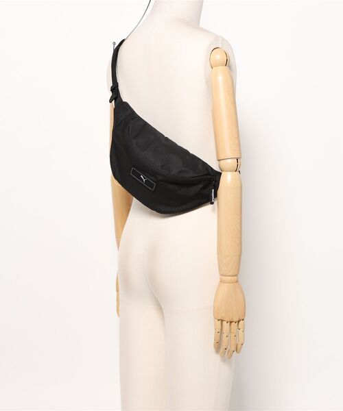 PUMA(プーマ)の「PUMA プーマ ユニセックス プーマ デック ウエスト バッグ 2.2L PUMA DECK Waist Ba(ボディバッグ/ウエストポーチ・メンズ・ブラック×ホワイト/ブラック系その他・フリー)」の4枚目の写真