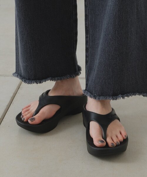 TELIC(テリック)の「【TELIC】W-FLIPFLOP(サンダル・レディース・アイボリー/ブラック・SMALL/MEDIUM/LARGE/X-LARGE)」の2枚目の写真
