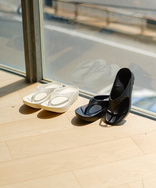 TELIC(テリック)の「【TELIC】W-FLIPFLOP(サンダル・レディース・アイボリー/ブラック・SMALL/MEDIUM/LARGE/X-LARGE)」の3枚目の写真