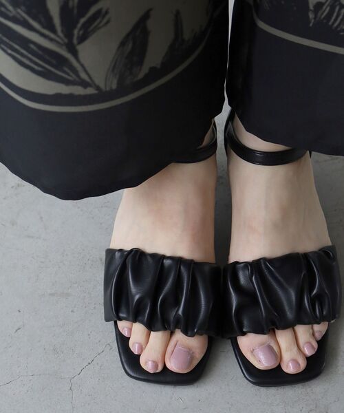 le.coeur blanc（ルクールブラン）の「《WEB限定アイテム》ギャザーストラップサンダル（サンダル・レディース・アイボリー/キャメル/ブラック系その他/ブラック・36/37/38）」の22枚目の写真