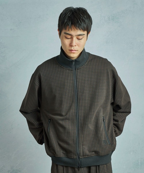 MEN'S BIGI（メンズビギ）の「【50th Anniv . 中田 慎介】 SUEDE LIKE/HOUND’S TOOTH TRACK JACKET（ブルゾン・メンズ・ブラウン/ベージュ・02/01）」の16枚目の写真