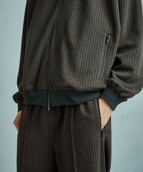 MEN'S BIGI（メンズビギ）の「【50th Anniv . 中田 慎介】 SUEDE LIKE/HOUND’S TOOTH TRACK JACKET（ブルゾン・メンズ・ブラウン/ベージュ・02/01）」の22枚目の写真