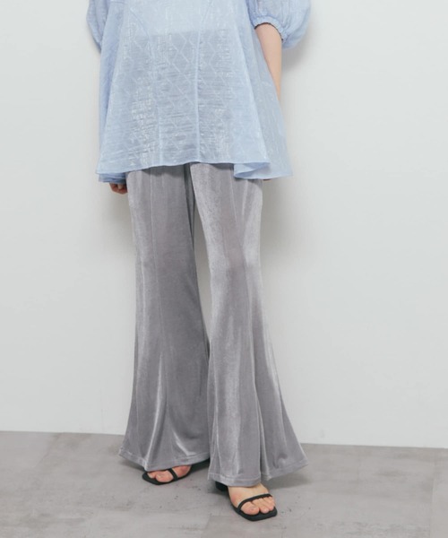 KBF（ケイビーエフ）の「シャイニーイージーフレアパンツ（その他パンツ・レディース・ベージュ/ブラック/グレー・ONE）」の3枚目の写真