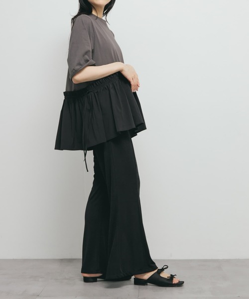 KBF（ケイビーエフ）の「シャイニーイージーフレアパンツ（その他パンツ・レディース・ベージュ/ブラック/グレー・ONE）」の2枚目の写真