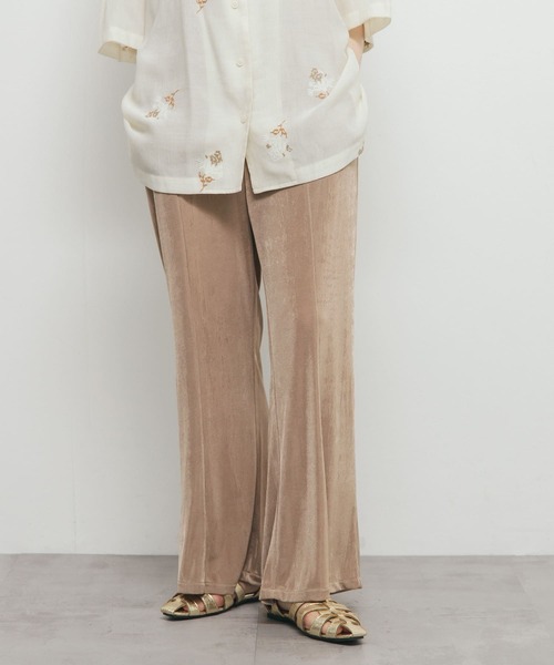 KBF（ケイビーエフ）の「シャイニーイージーフレアパンツ（その他パンツ・レディース・ベージュ/ブラック/グレー・ONE）」の4枚目の写真