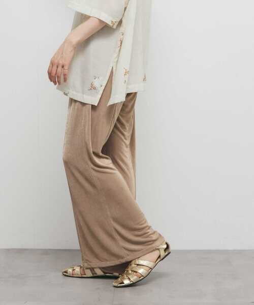 KBF（ケイビーエフ）の「シャイニーイージーフレアパンツ（その他パンツ・レディース・ベージュ/ブラック/グレー・ONE）」の5枚目の写真