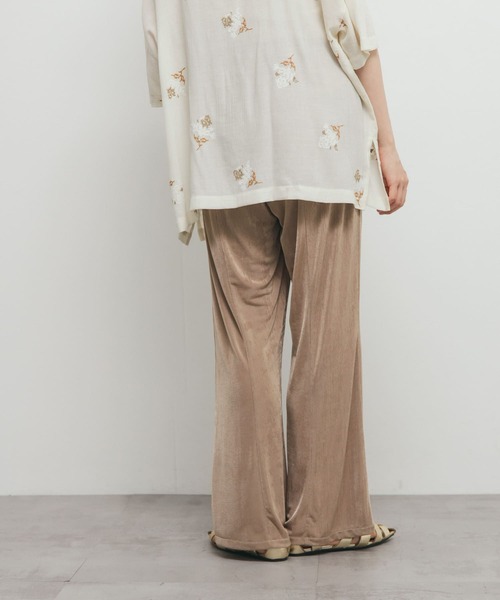 KBF（ケイビーエフ）の「シャイニーイージーフレアパンツ（その他パンツ・レディース・ベージュ/ブラック/グレー・ONE）」の6枚目の写真