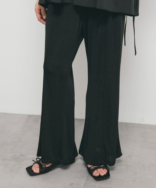 KBF（ケイビーエフ）の「シャイニーイージーフレアパンツ（その他パンツ・レディース・ベージュ/ブラック/グレー・ONE）」の11枚目の写真