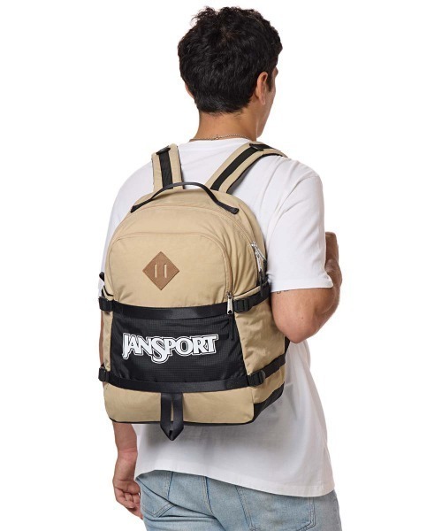 JANSPORT（ジャンスポーツ）の「JANSPORT SMALL SEATTLE PACK（ジャンスポーツ スモール シアトルパック）（バックパック/リュック・メンズ・ベージュ系/ブラック・FREE）」の2枚目の写真