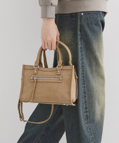 tk.TAKEO KIKUCHI(ティーケータケオキクチ)の「【FANCYシリーズ】スタッズスクエアボストンバッグ(ショルダーバッグ・メンズ・ブラック/ブラウン系その他/ベージュ系・00)」の3枚目の写真