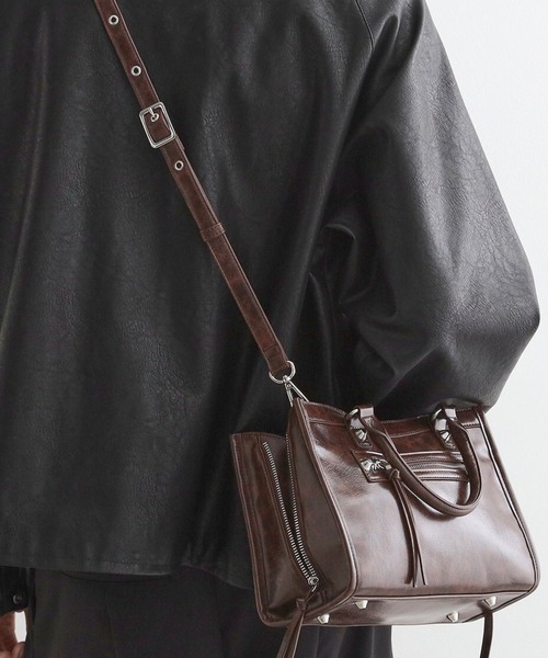 tk.TAKEO KIKUCHI(ティーケータケオキクチ)の「【FANCYシリーズ】スタッズスクエアボストンバッグ(ショルダーバッグ・メンズ・ブラック/ブラウン系その他/ベージュ系・00)」の2枚目の写真