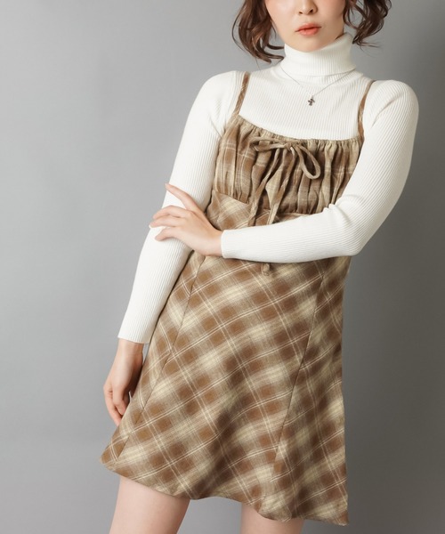 SPINNS（スピンズ）の「あざと可愛いチェックミニキャミワンピ（ワンピース・レディース・ベージュ/ピンク/グレー/ブラック/ブラウン・ONESIZE）」の4枚目の写真