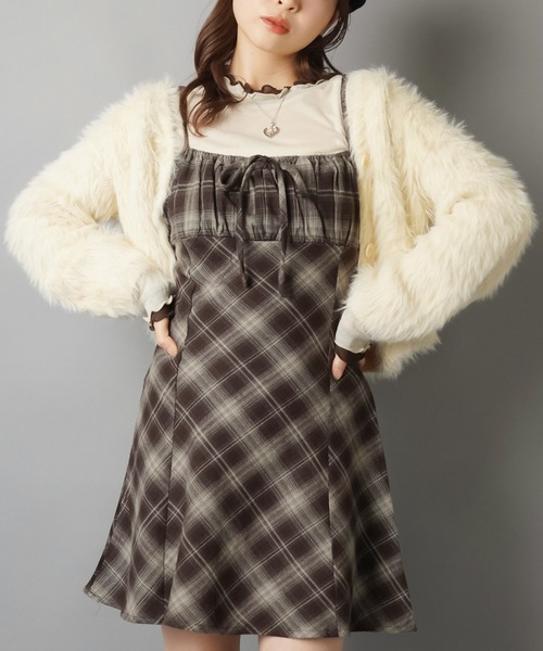 SPINNS（スピンズ）の「あざと可愛いチェックミニキャミワンピ（ワンピース・レディース・ベージュ/ピンク/グレー/ブラック/ブラウン・ONESIZE）」の3枚目の写真