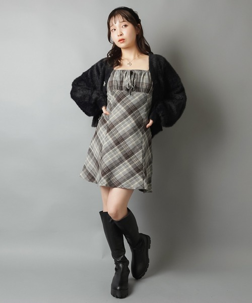 SPINNS（スピンズ）の「あざと可愛いチェックミニキャミワンピ（ワンピース・レディース・ベージュ/ピンク/グレー/ブラック/ブラウン・ONESIZE）」の14枚目の写真