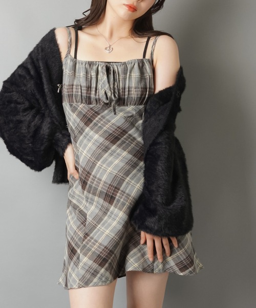 SPINNS（スピンズ）の「あざと可愛いチェックミニキャミワンピ（ワンピース・レディース・ベージュ/ピンク/グレー/ブラック/ブラウン・ONESIZE）」の22枚目の写真