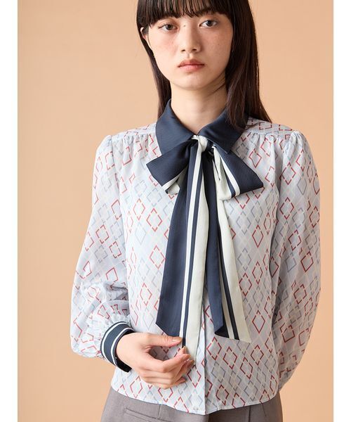 LILY BROWN（リリーブラウン）の「クラシカルパターンボウタイブラウス
