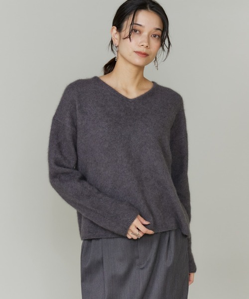 INED(イネド)の「ラクーンVネックプルオーバーニット(ニット/セーター・レディース・グレイッシュベージュ/チャコールグレー/ベージュ/サックスブルー/イエロー・9号)」の2枚目の写真