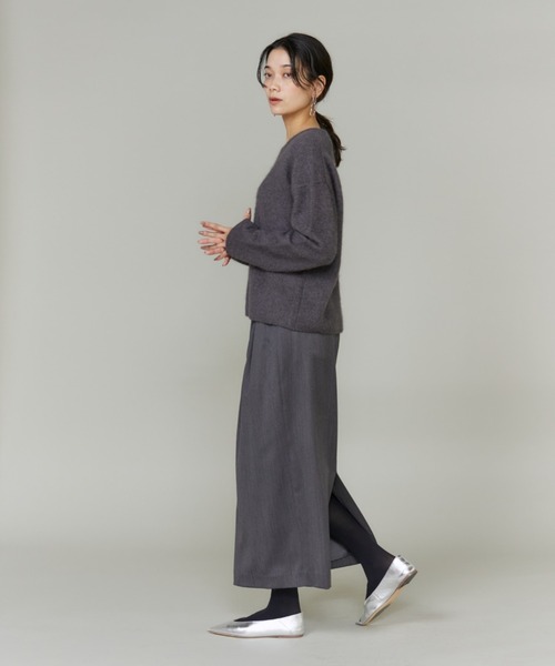 INED(イネド)の「ラクーンVネックプルオーバーニット(ニット/セーター・レディース・グレイッシュベージュ/チャコールグレー/ベージュ/サックスブルー/イエロー・9号)」の18枚目の写真